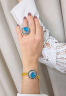 Pulseira Noélia com pingente de pedras azuis e venezianas douradas
