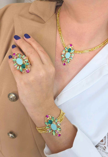Pulseira Glaura: Com Pingente Oval de Pedras Coloridas e Venezianas no Dourado | Look de Festa