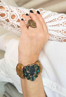 Pulseira Sublime com resinas marrons e pedras verde esmeralda banhado no ouro velho