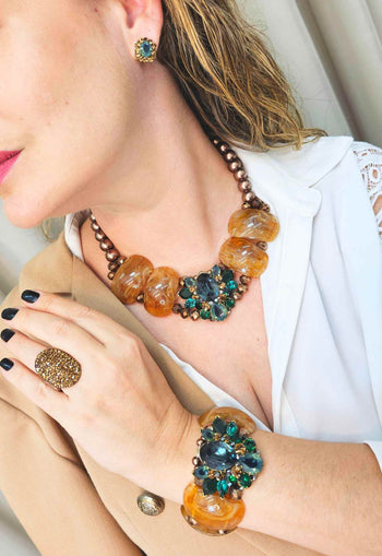 Pulseira Sublime com resinas marrons e pedras verde esmeralda banhado no ouro velho