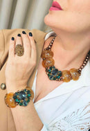 Pulseira Sublime com resinas marrons e pedras verde esmeralda banhado no ouro velho