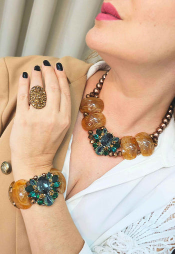 Pulseira Sublime com resinas marrons e pedras verde esmeralda banhado no ouro velho