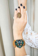 Pulseira Sublime com resinas marrons e pedras verde esmeralda banhado no ouro velho