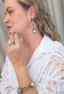 Pulseira Singular clássica de perolas com detalhes em onix e elos dourados