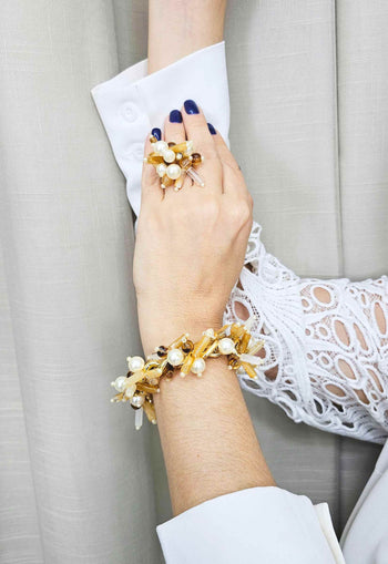 Pulseira Olinda com perolas, miçangas e corrente dourada