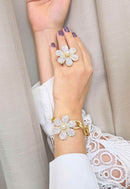 Pulseira Samara com pingente de flor boreal e elos dourados