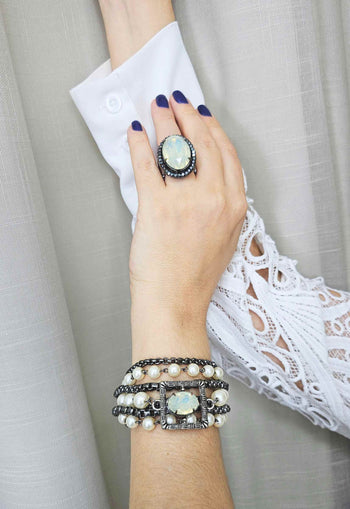 Pulseira Jenifer de pérolas com pingente quadrado e pedras opal