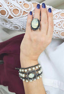 Pulseira Jenifer de pérolas com pingente quadrado e pedras opal