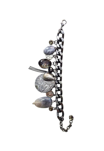 Pulseira Zoraide com mix de pingentes, resinas e correntaria onix