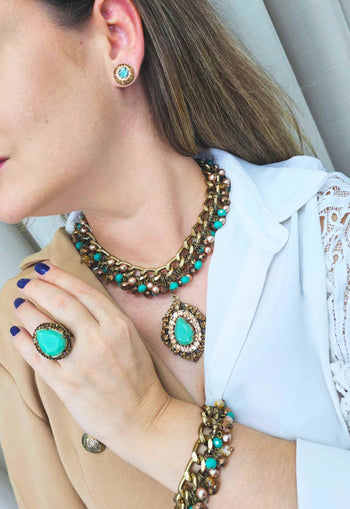 Pulseira Arminda luxo com perolas e cristais cobreados e verde banhado no ouro velho