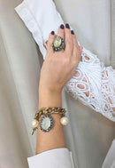 Pulseira Yonara: Clássica com Pérolas, Pingentes e Correntes no Ouro Velho | Casual Chic para o Dia