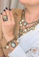 Pulseira Yonara: Clássica com Pérolas, Pingentes e Correntes no Ouro Velho | Casual Chic para o Dia