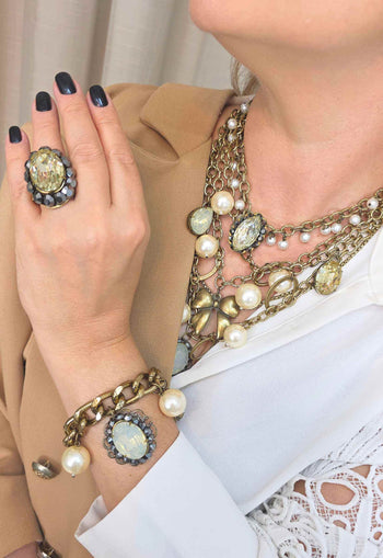 Pulseira Yonara: Clássica com Pérolas, Pingentes e Correntes no Ouro Velho | Casual Chic para o Dia