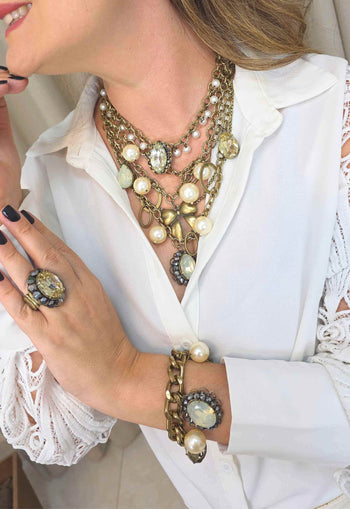 Pulseira Yonara: Clássica com Pérolas, Pingentes e Correntes no Ouro Velho | Casual Chic para o Dia