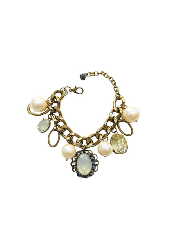 Pulseira Yonara: Clássica com Pérolas, Pingentes e Correntes no Ouro Velho | Casual Chic para o Dia