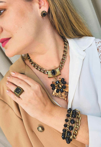 Pulseira Cândida ouro velho com pedra pretas