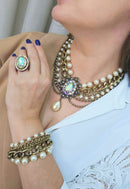 Pulseira Emporium com perolas e correntes ouro velho