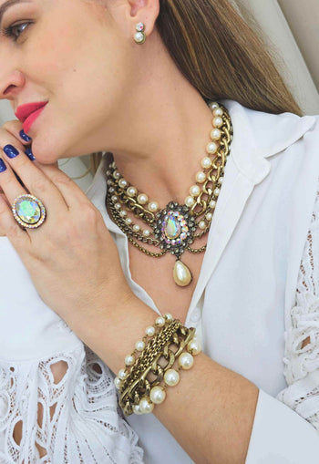 Pulseira Emporium com perolas e correntes ouro velho