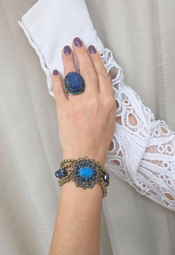 Pulseira Melodia de pedras azul com pingente ouro velho