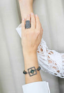 Pulseira Inscrição com quadrado de metal e pedras verdes banhado no grafite