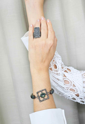 Pulseira Inscrição com quadrado de metal e pedras verdes banhado no grafite