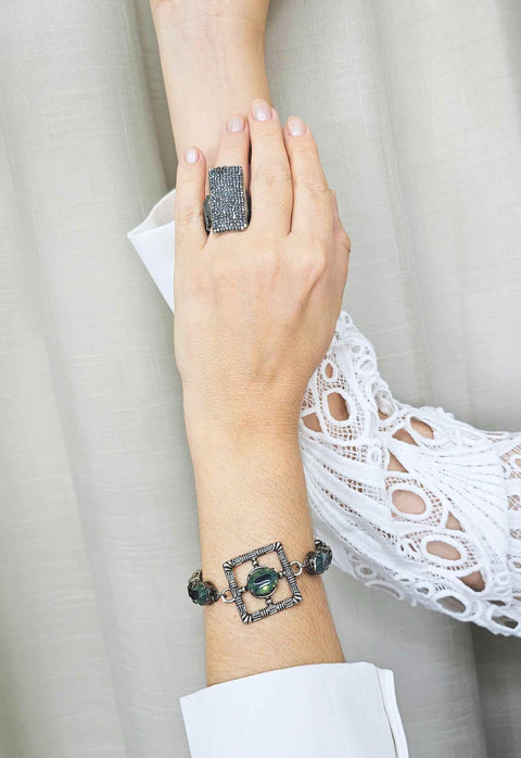 Pulseira Inscrição com quadrado de metal e pedras verdes banhado no grafite