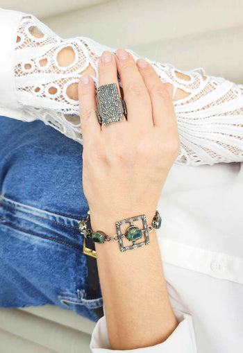 Pulseira Inscrição com quadrado de metal e pedras verdes banhado no grafite