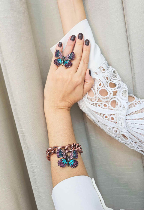 Pulseira Lucimara com pingente de borboleta colorida no banho vintage