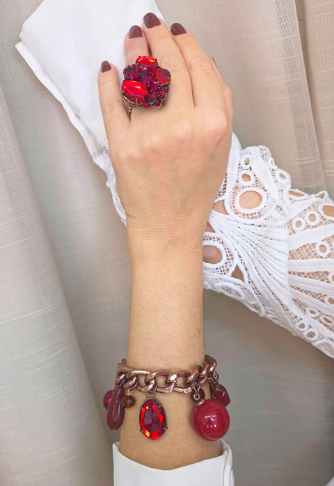 Pulseira Monique: Com Mix de Pingentes e Pedras Vermelhas no Vintage | Acessório de Luxo