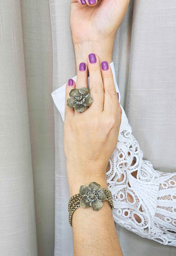 Pulseira Petra de flor com pedras black diamond e correntes ouro velho