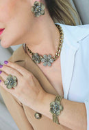 Pulseira Petra de flor com pedras black diamond e correntes ouro velho