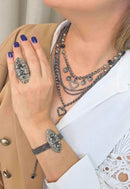 Pulseira Renata: Elegante com Pingente Oval e Pedras Cinzas Banhado no Grafite | Look de Festa